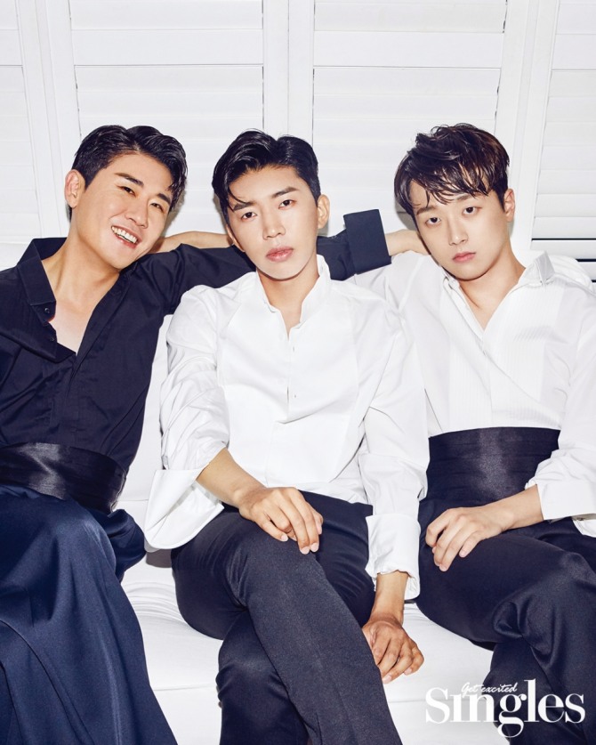 신드롬급 인기를 누리고 있는 트로트 가수 영탁(왼쪽부터), 임영웅, 이찬원이 훈남 매력을 발산하는 화보가 22일 공개됐다. 사진=싱글스 제공