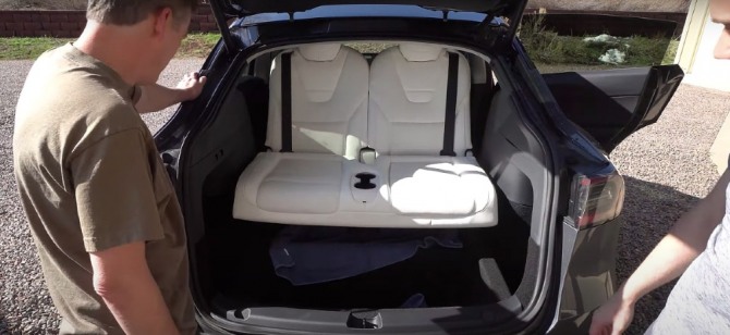 테슬라 마니아가 5인승 모델Y의 트렁크 자리에 3열 시트를 시험적으로 설치한 모습. 사진=테슬라라티