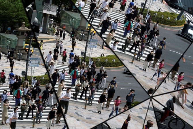 일본 도쿄의 한 쇼핑몰 천장 거울에 보행자들이 비치고 있다.  AP/뉴시스