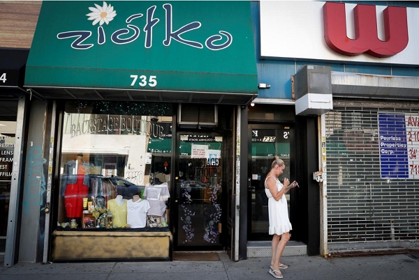 코로나19여파로 영업을 중단한 뉴욕시내 상점가 모습. 사진=로이터