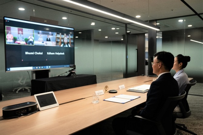 업무 협약식은 코로나19로 3자 대면이 어려운 관계로 2회에 걸쳐 치러졌다. 6월 17일 정선군청에서 호텔HDC 김대중 대표가 최승준 정선 군수와 1차 협약을 맺고, 6월 21일 까이발야담과는 원격화상회의를 통해 3자간 업무협약 체결을 완료했다. 사진=호텔HDC 