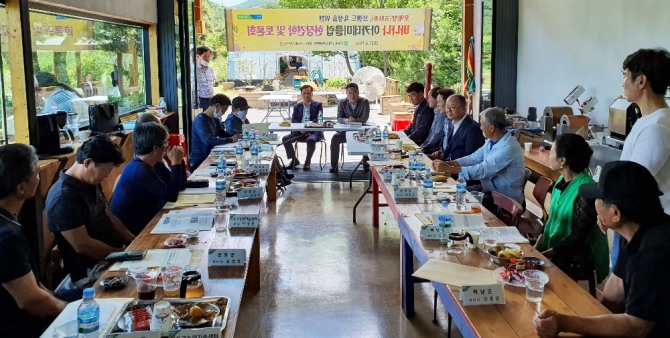 농협전남지역본부(본부장 김석기)는 최근 완도 커피나무 느림농장(김원삼  대표)에서 전남관내 바나나 재배농가 및 재배희망자, 지자체 및 시군기술센터 담당자 등 20여명이 참석한 가운데 「오매향(五魅香)」브랜드 육성을 위한『전남 바나나 아카데미클럽』현장견학 및 토론회를 개최하였다고 23일 밝혔다.