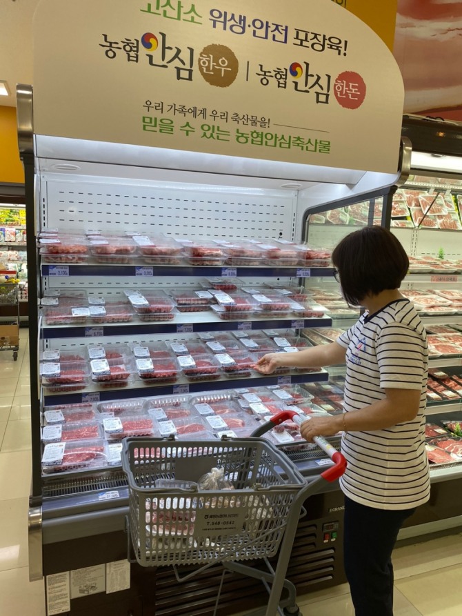 충남 아산 배방농협 하나로마트에서 소비자가 소포장 축산물을 구매하고 있다. 사진=농협중앙회