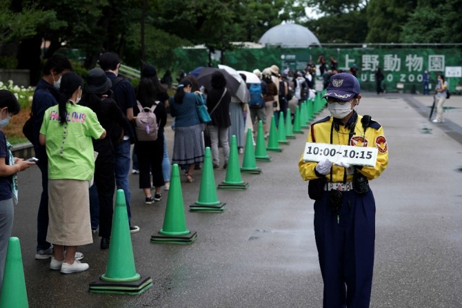 23일 재개장한 일본 도쿄의 우에노 동물원에 입장하려는 관람객이 길게 줄 서 있다. AP/뉴시스