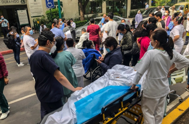 23일(현지 시각) 규모 7.4의 강진이 발생한 멕시코의 수도 멕시코시티의 한 병원 앞에 의료진과 환자들이 대피해 있다.