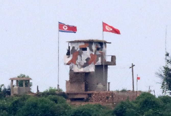 23일 오후 경기도 파주시 접경지역 철조망을 경계로 북한 초소가 보이고 있다. 뉴시스
