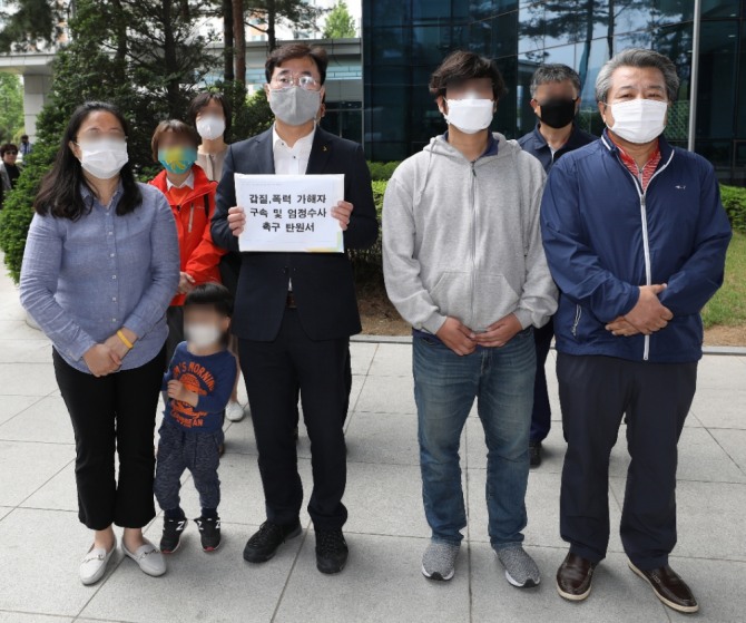 지난 5월 22일 서울 서울북부지방법원 앞에서 아파트 입주민의 갑질에 극단적 선택을 한 경비원의 친형(오른쪽)과 추모모임 회원들이 갑질 폭력 가해자 강력한 처벌을 요구하는 탄원서 제출에 앞서 입장을 밝히고 있다.사진=뉴시스 