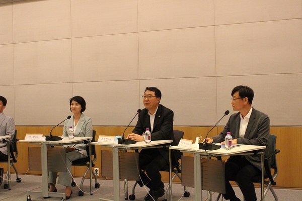 이영 미래통합당 의원(왼쪽부터), 윤영찬 더불어민주당 의원, 박성호 한국인터넷기업협회 사무총장. 사진=한국인터넷기업협회