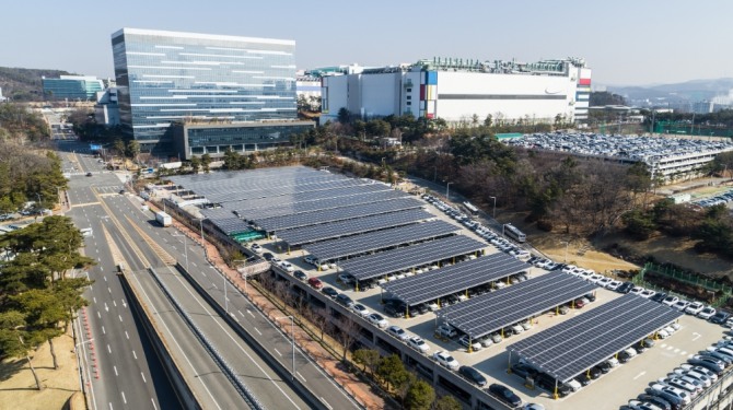 기흥캠퍼스 주차타워에 설치된 총 3,600장, 1,500KW 규모 태양광 발전 시설. 사진=삼성전자 제공