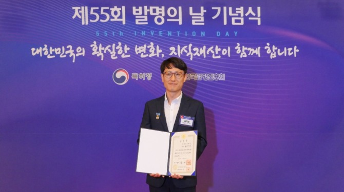 김익중 KT&G R&D본부 책임연구원이 '발명의 날' 기념식에서 국무총리 표창을 수상했다. 사진=KT&G