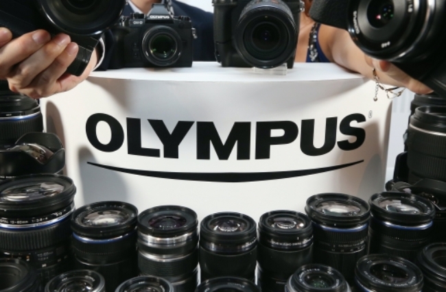 일본 올림푸스가 24일 카메라 사업을 접고 현미경사업에만 집중하겠다고 밝혔다. 사진은 한때 명성을 구가하던 카메라 제품 라인 업..