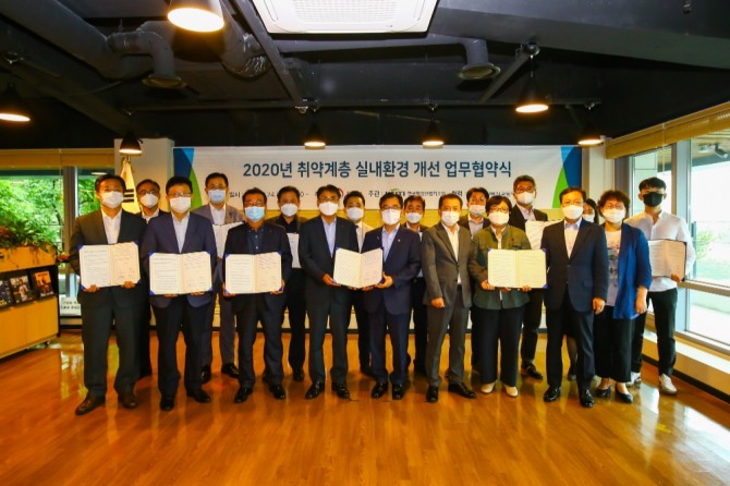 삼화페인트가 24일 서울 은평구 한국환경산업기술원에서 열린 '2020년 환경성질환 예방사업' 사회공헌 업무협약식에 참석한 모습. 사진=삼화페인트