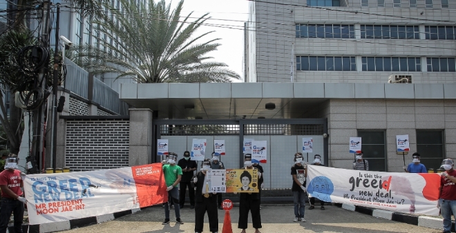 25일(현지시간) 인도네시아 환경단체들이 자카르타에 있는 주 인도네시아 한국대사관 앞에서 석탄투자 중단 촉구 시위를 벌이고 있다. 사진=국제환경단체 트렌드아시아(Trend Asia) 