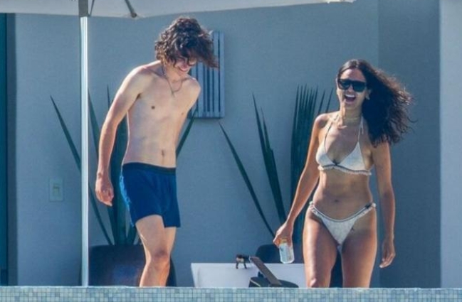 멕시코 휴양지 카보산루카스의 한 풀장에서 포착된 티모시 샬라메(왼쪽)와 새 애인 에이사 곤살레스(오른쪽).