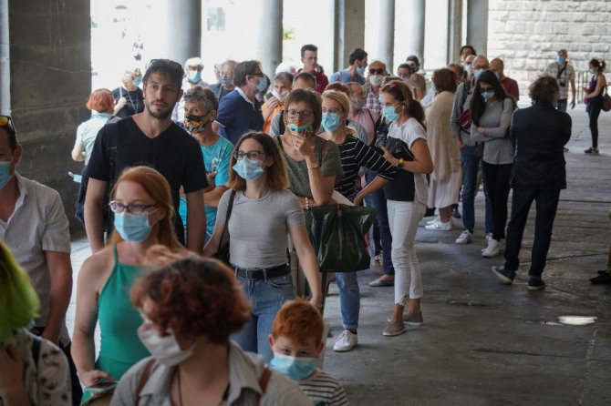 이탈리아 피렌체의 우피치 미술관 앞에 사람들이 입장하기 위해 줄을 서 있다. AP/뉴시스