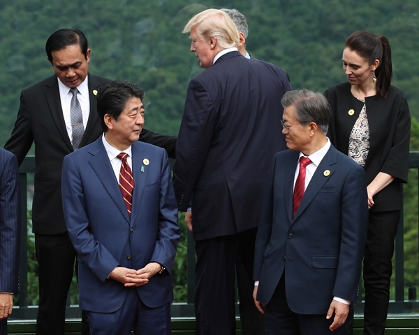 베트남 다낭에서 2017년 열린 아시아태평양경제협력체(APEC) 정상회의에서 문 대통령과 아베 신조 일본 총리가 도널드 트럼프 대통령을 보고 있다. 사진=뉴시스