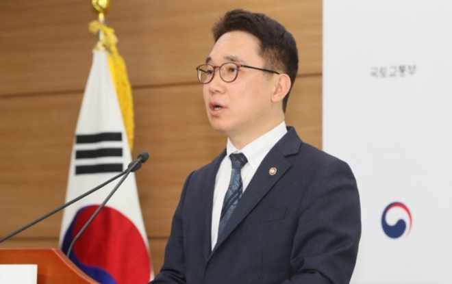 박선호 국토교통부 1차관이 지난 5월 정부세종청사에서 '수도권 주택공급 기반 강화 방안'을 발표하고 있다. 사진=뉴시스
