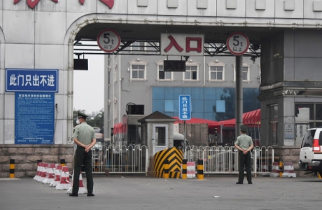 40명 이상의 코로나19 집단 감염이 발생한 베이징 신파디(新發地) 농수산물 도매 시장의 문이 14일 굳게 닫혀 있다. 사진=뉴시스