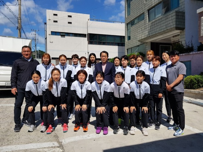 김재무 전라남도체육회장이 최근 자전거, 육상, 하키, 당구 등 강원도 지역에서 개최한 대회에 출전한 전남 선수단을 직접 방문해 응원했다. /전라남도체육회=제공