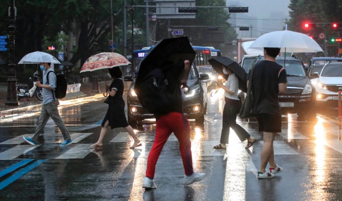 서울 지역에 장맛비가 내리고 있는 지난 24일 오후 서울 종로구 혜화동에서 우산을 쓴 시민들이 발걸음을 옮기고 있다. 사진=뉴시스