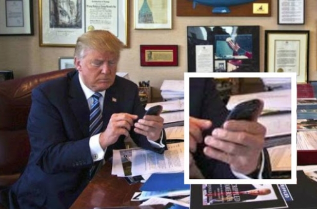 백악관 집무실에서 스마트폰을 조작하고 있는 도널드 트럼프 대통령.