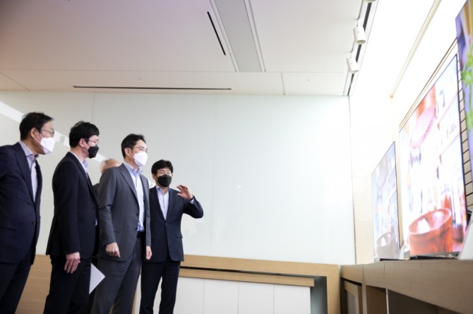 이재용 삼성전자 부회장(사진 왼쪽 세 번째)이 지난 3월 삼성디스플레이 아산사업장에서 제품을 살펴보고 있다. 사진=삼성그룹 제공