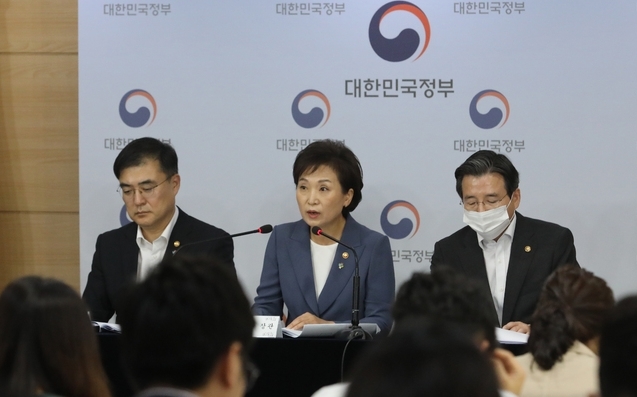 김현미 국토교통부 장관(가운데)이 17일 서울 종로구 정부서울청사 합동브리핑실에서 부동산대책을 발표하고 있다. 사진=뉴시스 