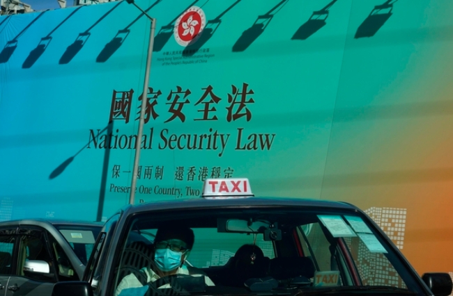 29일 '홍콩 국가보안법'(홍콩보안법)을 홍보하기 위해 홍콩 정부가 내건 대형 현수막 곁을 택시가 지나고 있다.