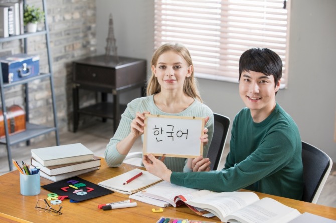 교육부는 해외 한국어 교육 확대와 지속가능성 제고를 위해 현지 초·중등 한국어 교원(강사) 양성 및 연수, 신남방 3개국 한국어 시범교육, 한국교육원에 한국어 교육 전담자 파견 등을 추진한다.사진=글로벌이코노믹DB