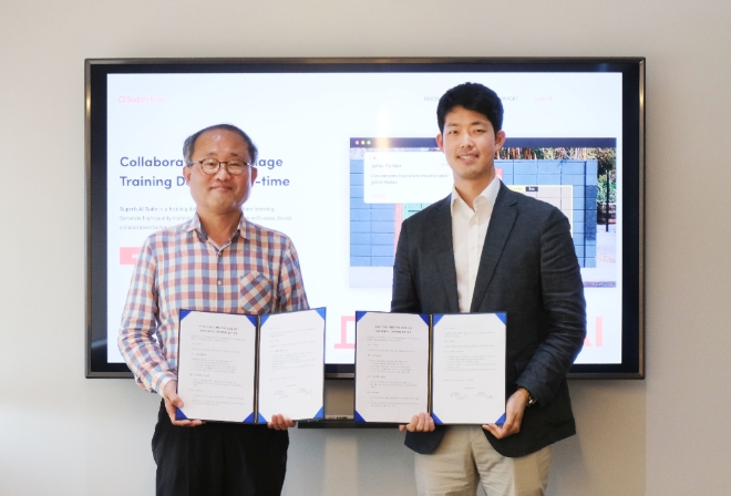  에버영피플 이한복 대표(왼쪽)와 슈퍼브에이아이 김현수 대표가 인공지능 분야 ‘시니어 일자리 창출’을 위한 업무협약(MOU)을 체결한 후 기념촬영을 하고 있다. 사진=슈퍼브에이아이 