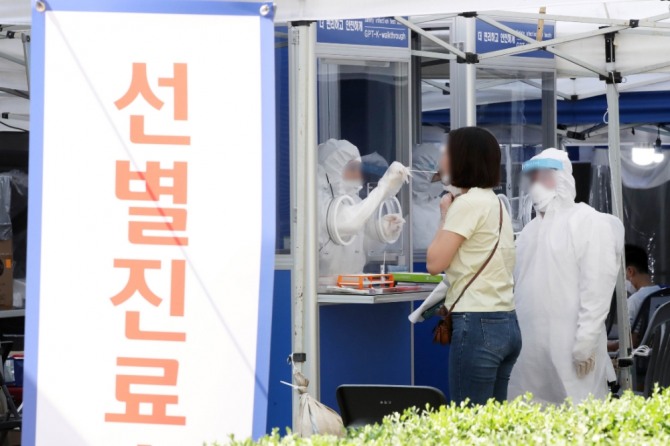 교육부는 지난 달 30일 대전 천동초등학교에서 신종 코로나바이러스 감염증(코로나19) 확진자의 동급생 2명이 감염된 것과 관련해 교내 2차 감염으로 결론 내릴 수 없다고 밝혔다.사진=뉴시스