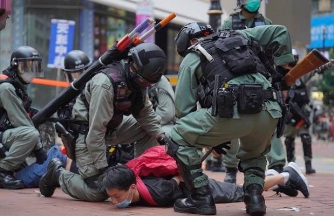 홍콩 도심 코즈웨이베이에서 중국의 '홍콩 국가보안법' 제정에 반대하는 시위 참가자가 경찰에 체포되고 있다.