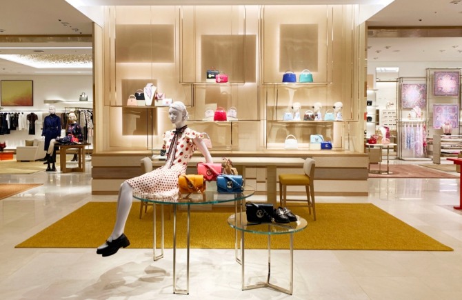 롯데백화점이 최근 잠실점 에비뉴엘 1층 '루이뷔통' 여성 전문 매장을 새 단장했다. 사진은 매장 내부. 사진=롯데백화점