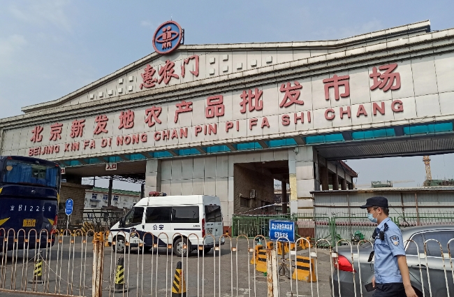 미 하버드대 연구팀은 현지시간 1일 중국 베이징의 농수산물 시장(사진)에서 6월 초 집단감염이 발생한 코로나19 바이러스가 동남아시아에서 들어왔을 가능성이 있다고 밝혔다.