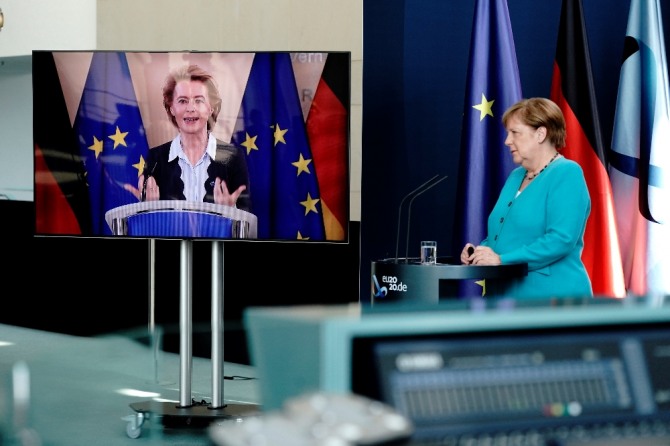 앙겔라 메르켈 독일 총리(오른쪽)가 2일(현지시간) 베를린 총리실에서 우르줄라 폰데어라이엔 유럽연합(EU) 집행위원장과 공동 화상 기자회견을 하고 있다. AP/뉴시스