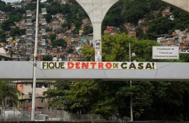 브라질 빈민가서 코로나19 사망·확진자가 급증하면서 리우 빈민가 근처 도로에 이동하지 말고 집에 있으라는 플래카드가 걸렸다.