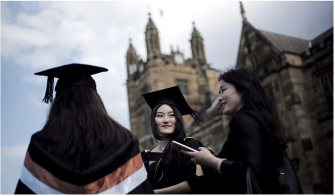 시드니대학 졸업식에 참석한 중국 유학들이 서로에게 축하를 건네고 있다.사진=로이터