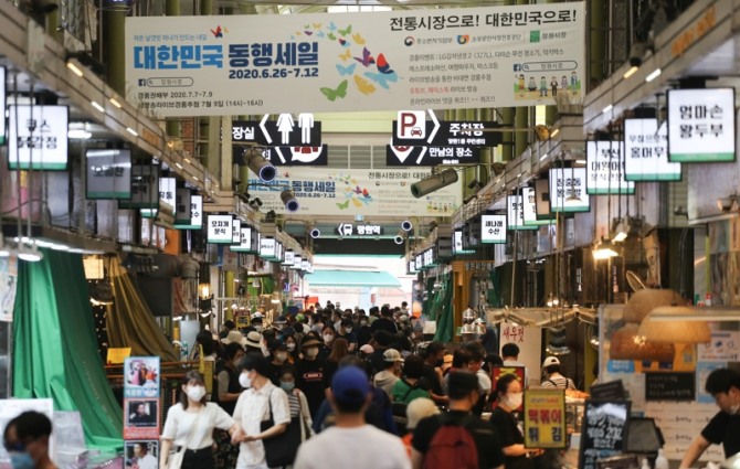 '대한민국 동행세일' 시행 첫 주말인 지난달 28일 서울 마포구 망원시장에서 시민들이 장을 보고 있다. 사진=연합뉴스