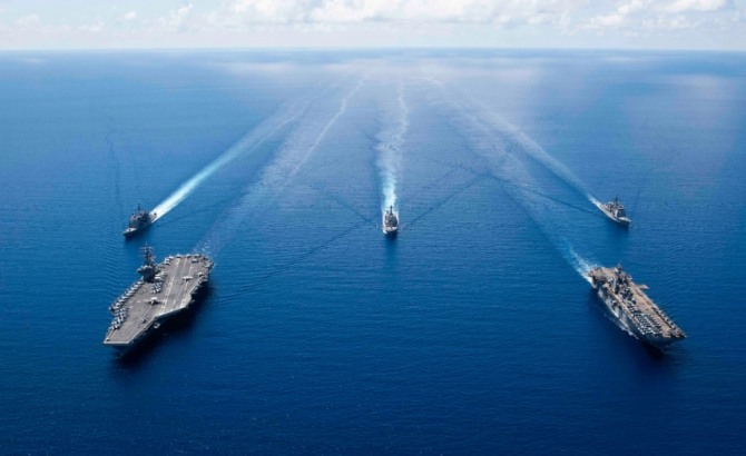 남중국해를 항해하는 로널드레이건 핵항공모함(왼쪽) 항모강습단이 지난해 10월 남중국해를 항해하고있다. 오른쪽은 복서 강습상륙함이다. 사진=VOA