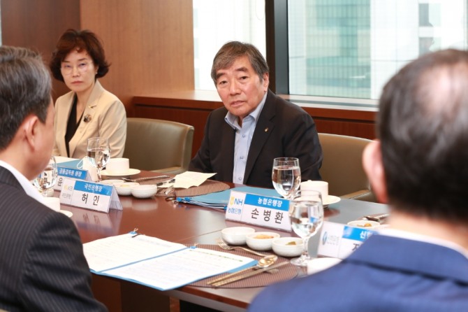 윤석헌 금융감독원장(가운데)이 2일 은행장 간담회에서 발언하고 있다. 사진=금융감독원