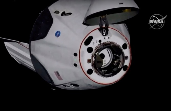 미 항공우주국(NASA)가 제공한 사진에 미국 민간 우주개발기업 '스페이스 엑스'가 개발한 첫 민간 유인 우주선 '크루 드래건'이 5월 31일(현지시간) 도킹을 위해 국제우주정거장(ISS)에 접근하고 있다. 신화/뉴시스