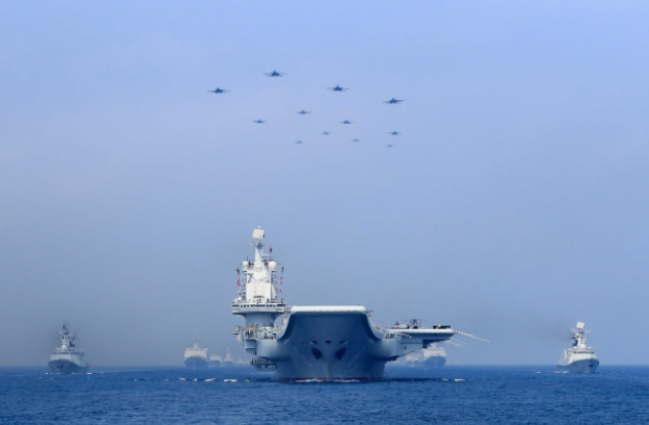 중국 해군 군함과 전투기들이 지난 2018년 4월 남중국해에서 기동훈련을 벌이고 있는 모습. (자료사진)