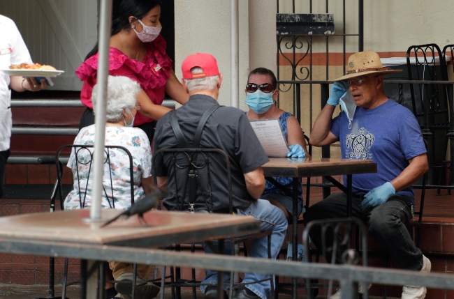 경제 활동이 재개된 미국 텍사스주 샌안토니오의 식당에서 식사를 주문하고 있는 사람들.