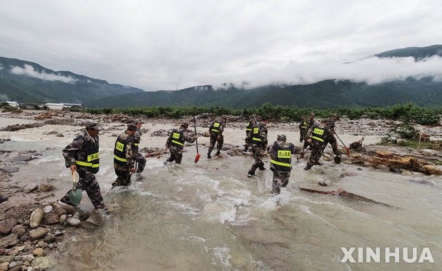 중국 쓰촨성 몐닝현 이하이 시에서 구조대원들이 구조 작업을 하고 있다. 신화/뉴시스
