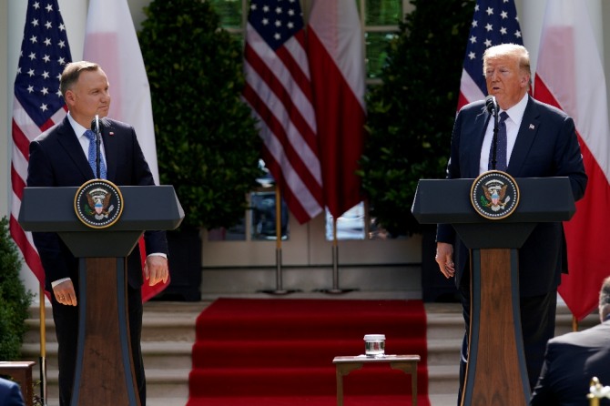 도널드 트럼프 미국 대통령이 지난달 24일(현지시간) 백악관에서 안제이 두다 폴란드 대통령과 정상회담 후 공동 기자회견을 하고 있다.  AP/뉴시스