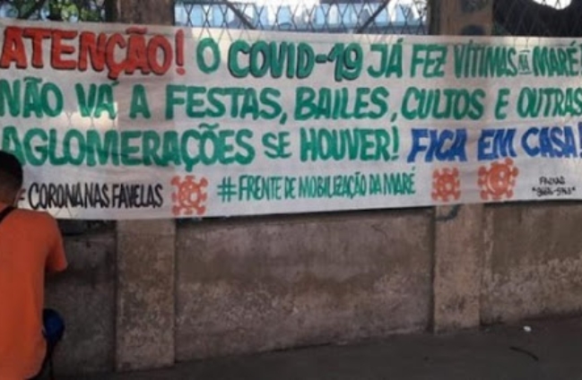 사망⁃감염자 수가 갈수록 늘어가고 있는 브라질 리우의 빈민가 주민들이 ‘집에 머무르라’는 내용의 플래카드를 내걸고 코로나19 대응 캠페인을 벌이고 있다.