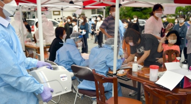 3일 광주 북구 일곡중앙교회 주차장에 마련된 선별진료소에서 보건당국이 예배 참석자들을 대상으로 검체를 채취하고 있다. 사진=뉴시스