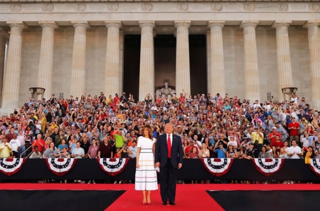 도널드 트럼프 미국 대통령 부부가 현지시간 4일 미국 워싱턴DC에서 열린 독립기념일 행사가 열리는 내셔널 몰 내 링컨기념관 앞에 서서 지지자들의 환호를 받고 있다.