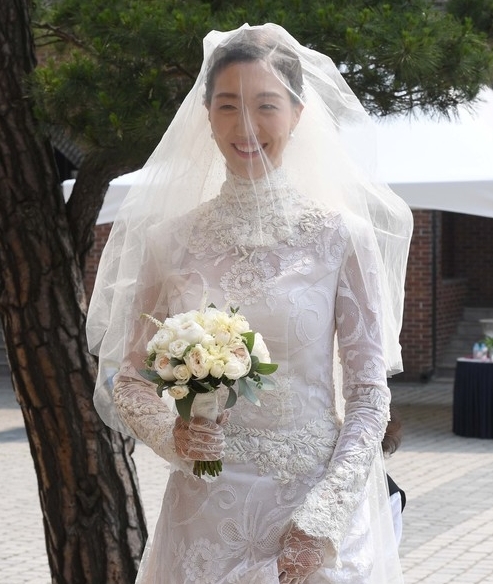 2017년 6월 16일 정몽준 아산재단 이사장 장녀 정남이 아산나눔재단 상임이사가 웨딩드레스를 입고 서울 명동성당 자신의 결혼식장에 들어서는 모습. 사진=뉴시스 