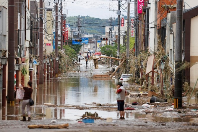 폭우와 홍수 등으로 초토화된 일본 히토요시 시내에서 시민들이 가재도구와 물건을 정리하고 있다. AP/뉴시스